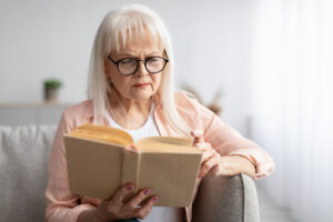 Women with Cataract having difficulty reading